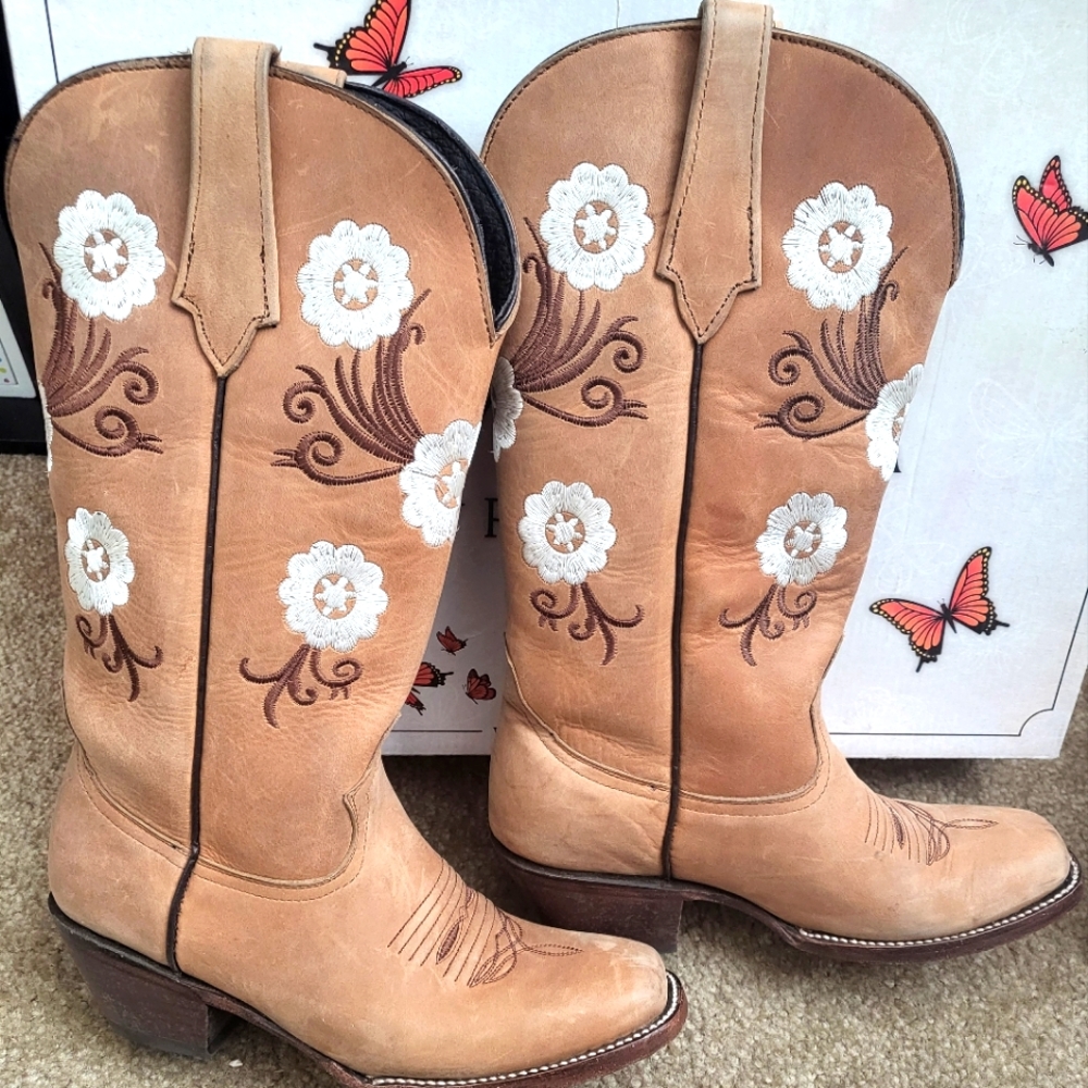 Monarca Boots. Made in mexico. Leather. Tan with white flower design. Size 8. GC